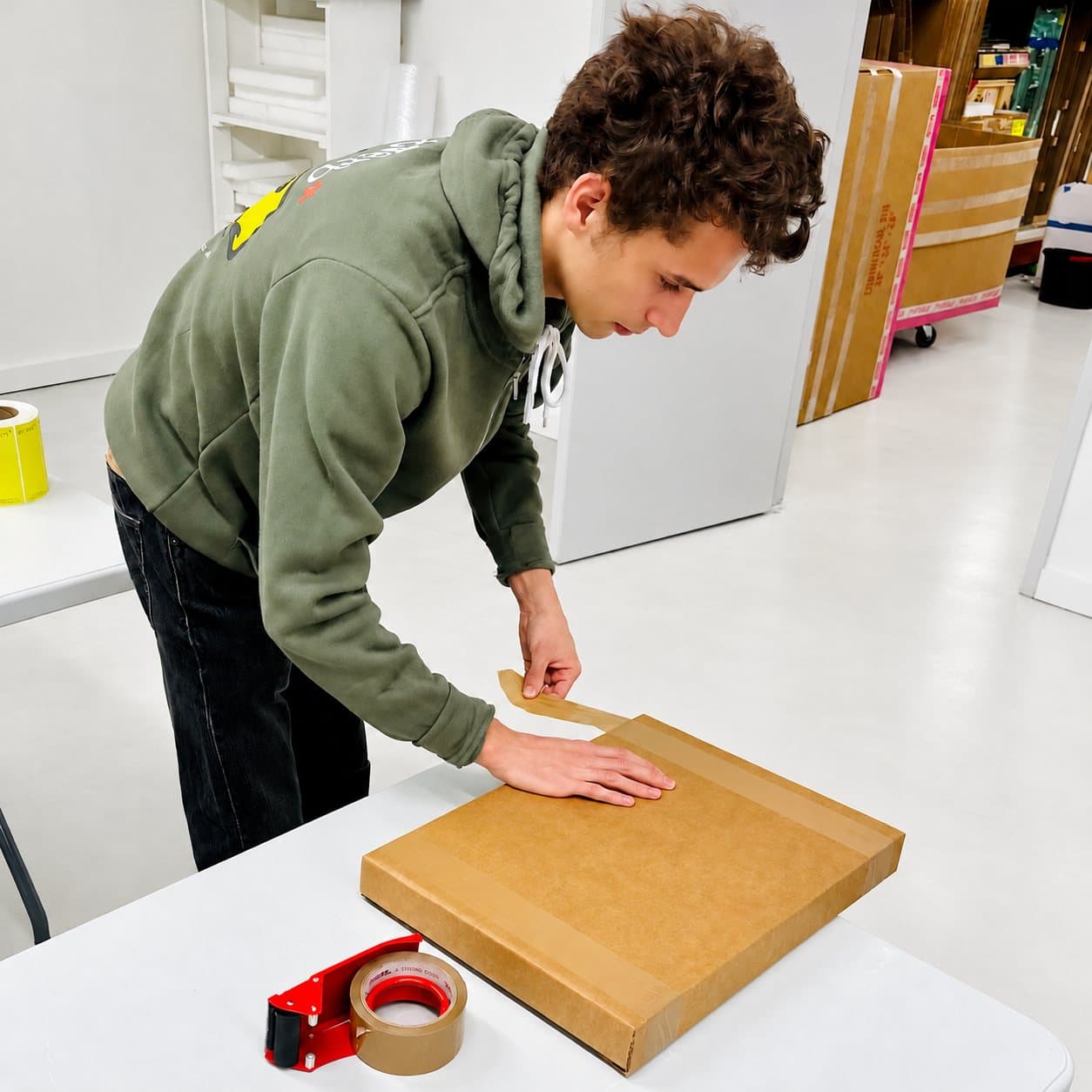 Sealing a flat package with kraft paper and tape